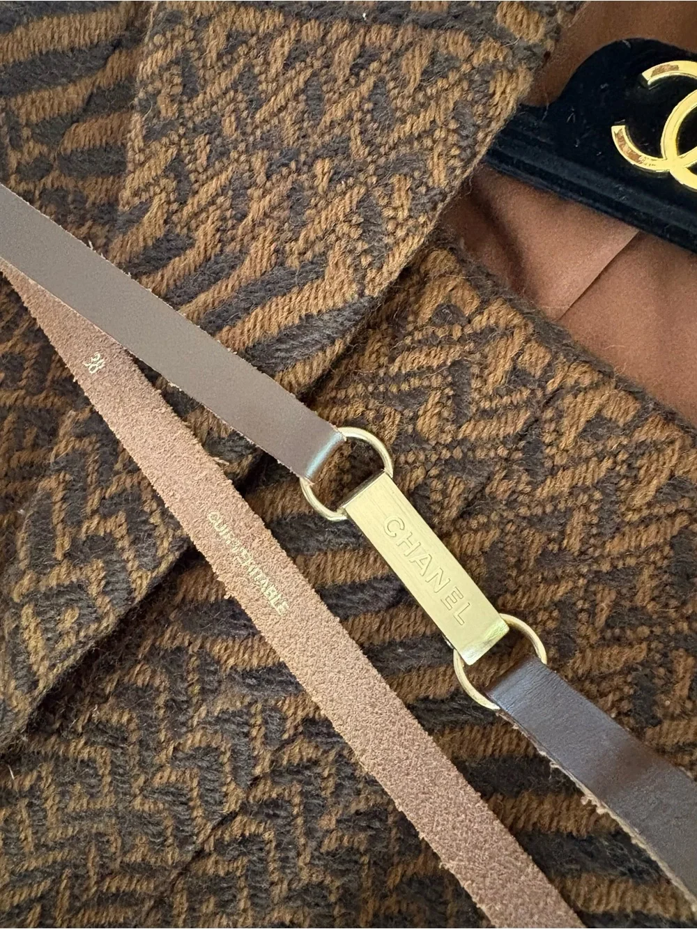 CHANEL 2000 Brown and Black Tweed Wool-skirt suit with belt